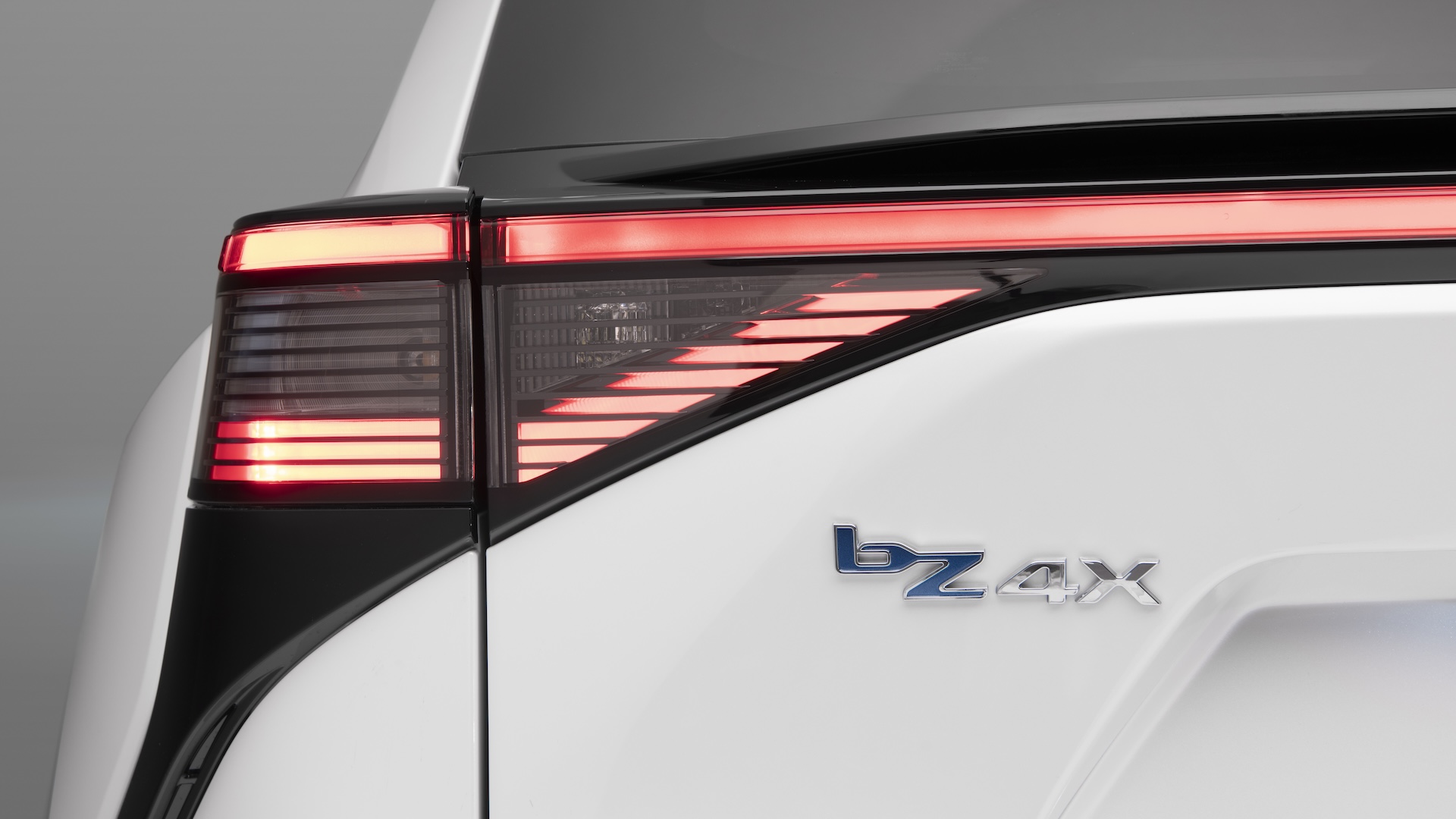 2023_toyota_bz4x_limited_windchill_pearl_009-1 Toyota bZ4X badge