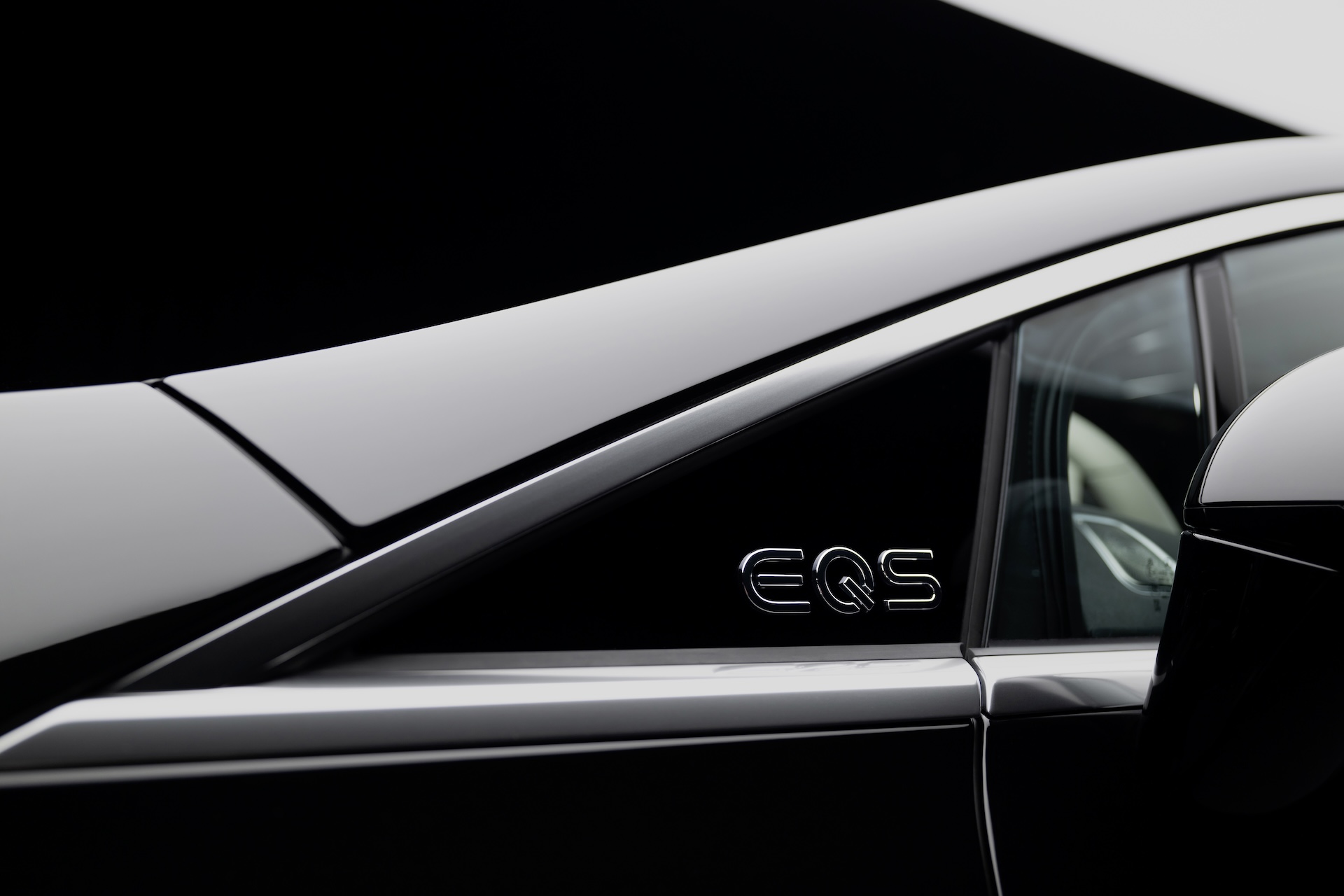 24c0112_031-source Mercedes-Benz EQS 580 4MATIC, MANUFAKTUR Selection, Obsidianschwarz metallic, (Energieverbrauch kombiniert: 20,9 -17,0 kWh/100 km | CO₂-Emissionen kombiniert: 0 g/km | CO₂ -Klasse: A) // Mercedes-Benz EQS 580 4MATIC, MANUFAKTUR Selection, Obsidian black metallic, (Combined energy consumption: 20.9 – 17.0 kWh/100 km | CO₂ emissions combined: 0 g/km | CO₂ class: A)