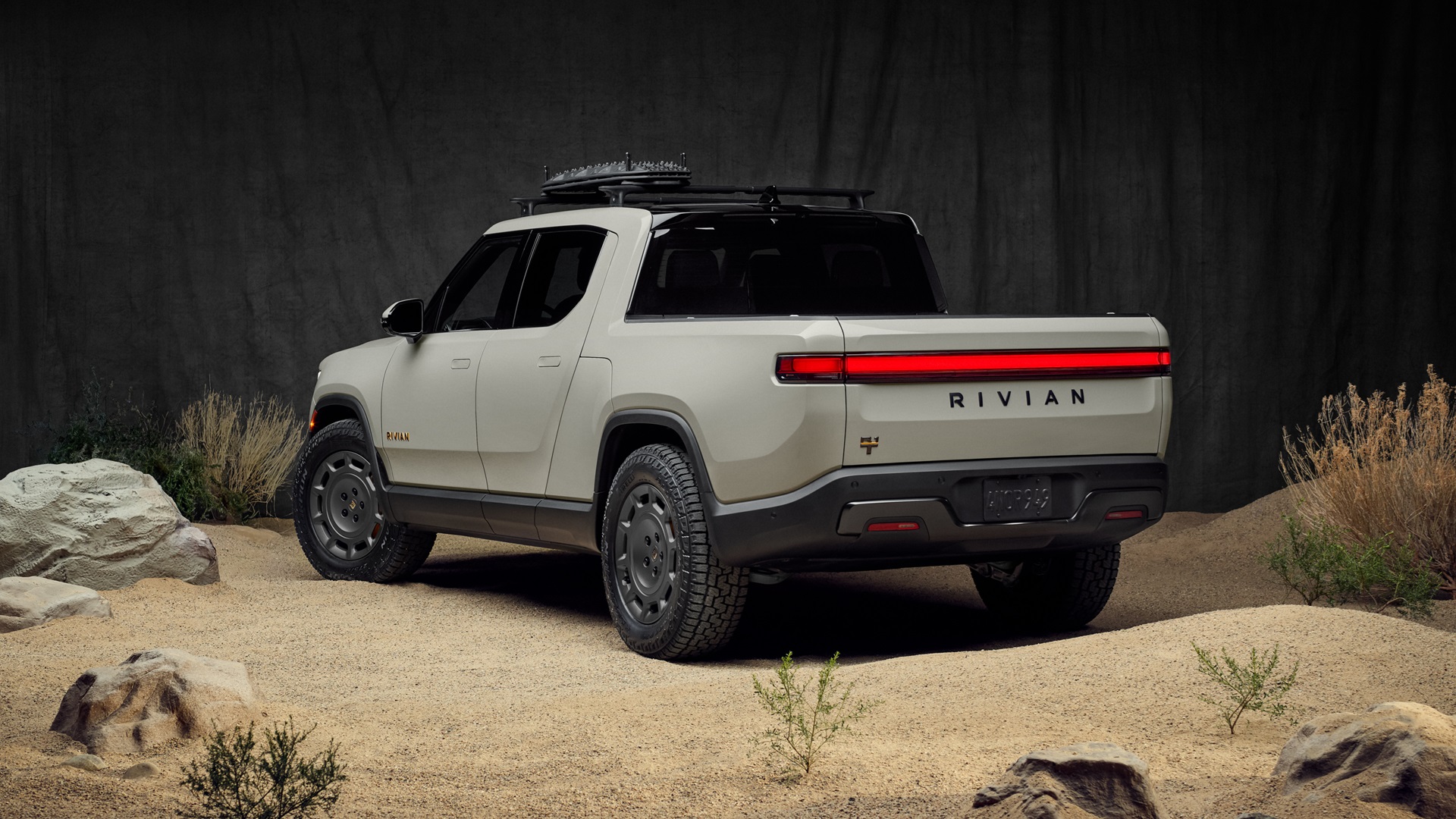 250120-joepug-dunestudio-r1t-rear-three-quarters-0614_rack_v10-final_jjedit Rivian R1T California Dune Edition
