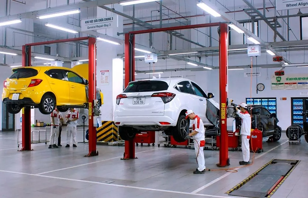 Ô tô hết hạn bảo hành, nên bảo dưỡng ở đại lý chính hãng hay garage ngoài?.