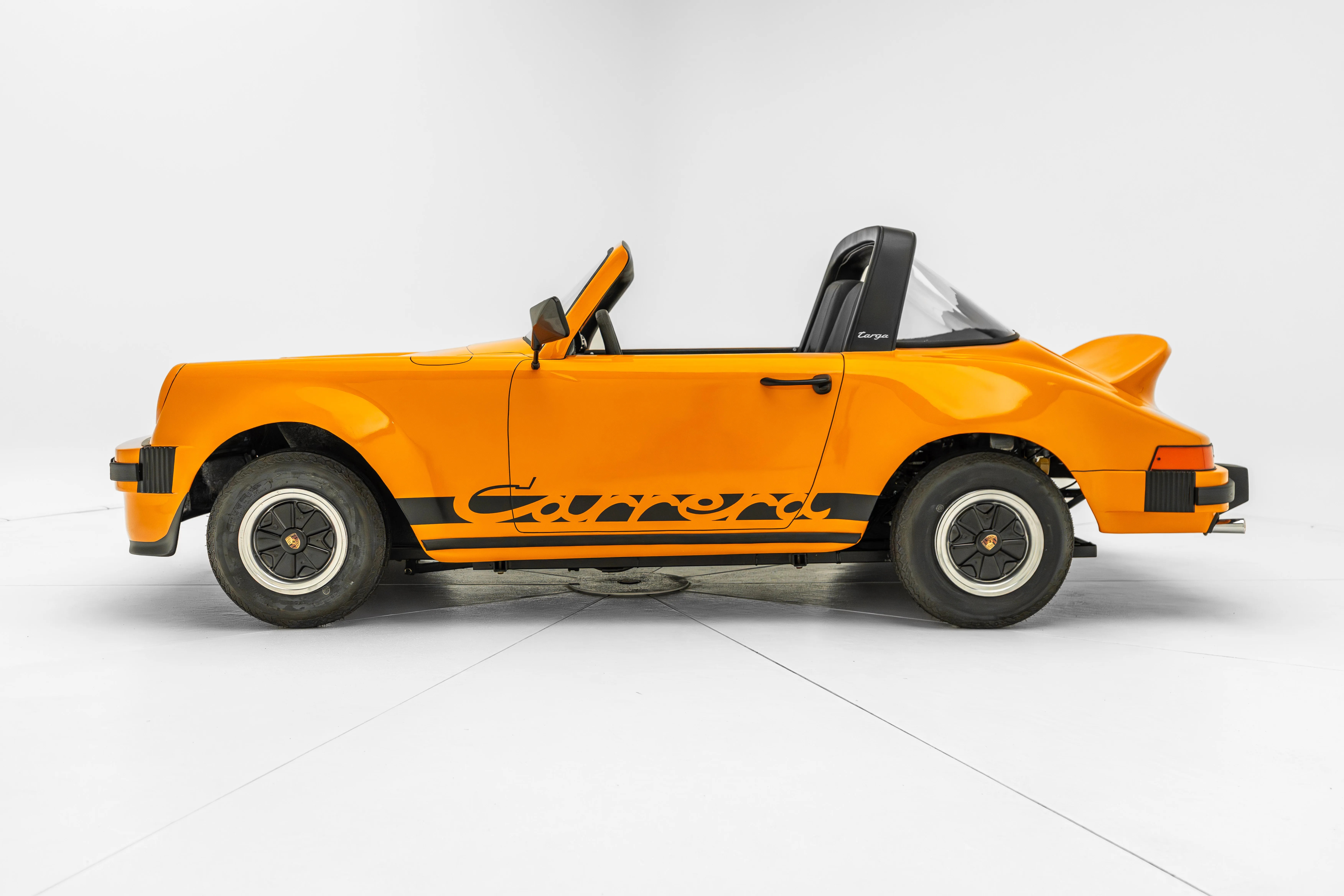 bat-mini-scale-911-targa_01 Porsche 911 go-kart side profile view.