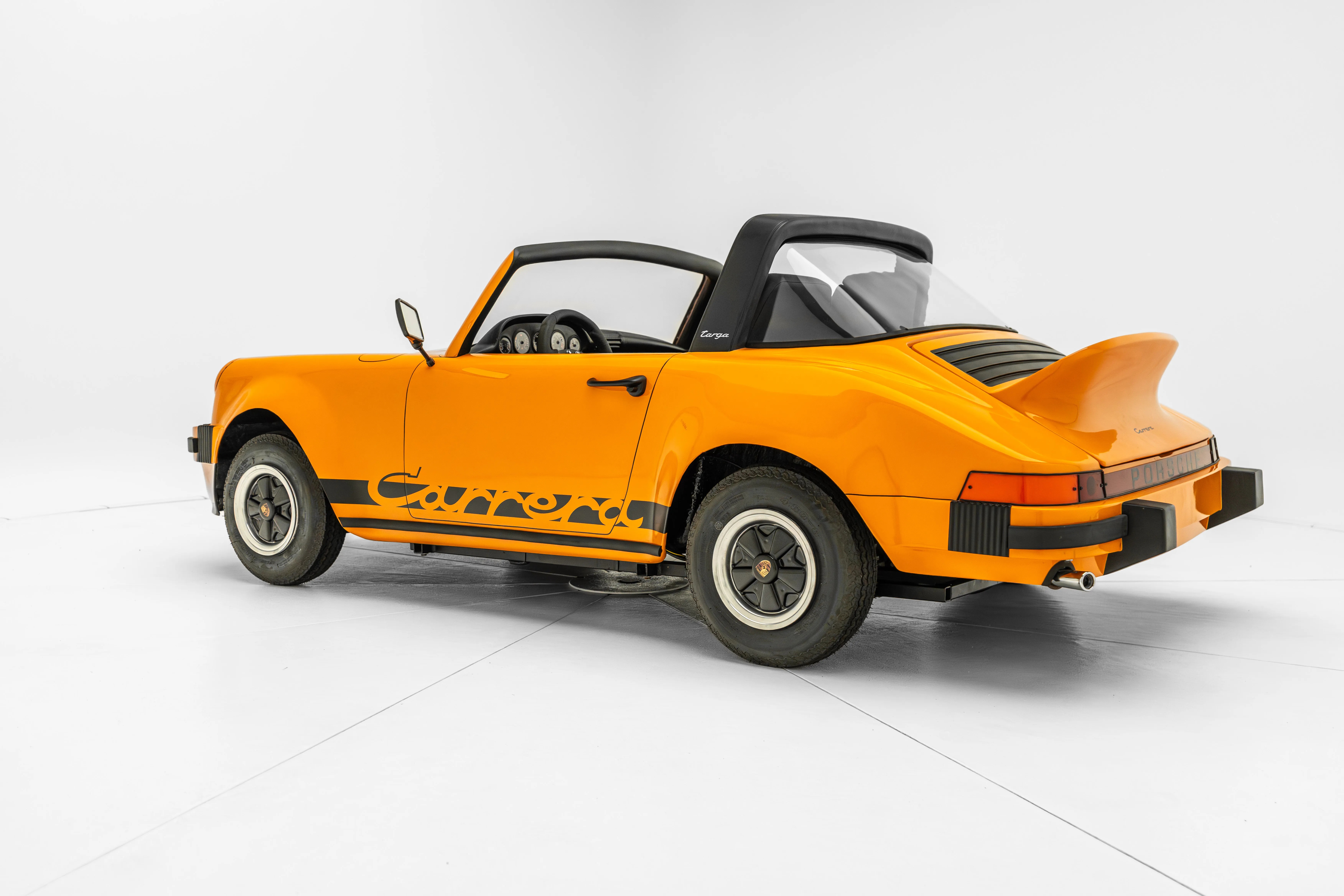 bat-mini-scale-911-targa_02 Porsche 911 go-kart rear three-quarter view.
