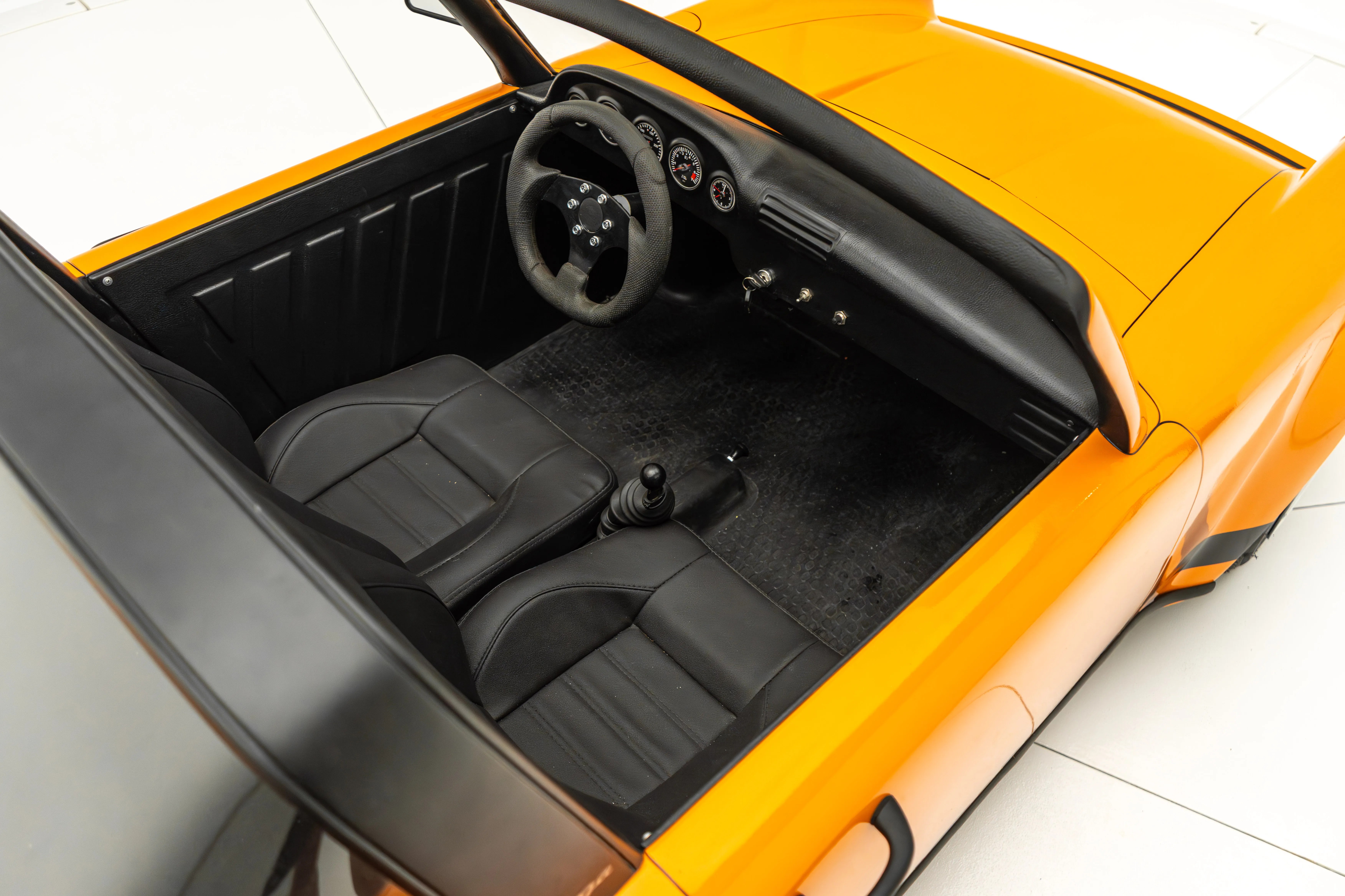 bat-mini-scale-911-targa_04 Porsche 911 go-kart interior view.