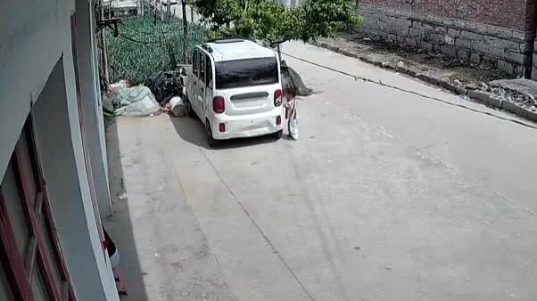 Bé gái bị điện giật khi nghịch ôtô đang sạc