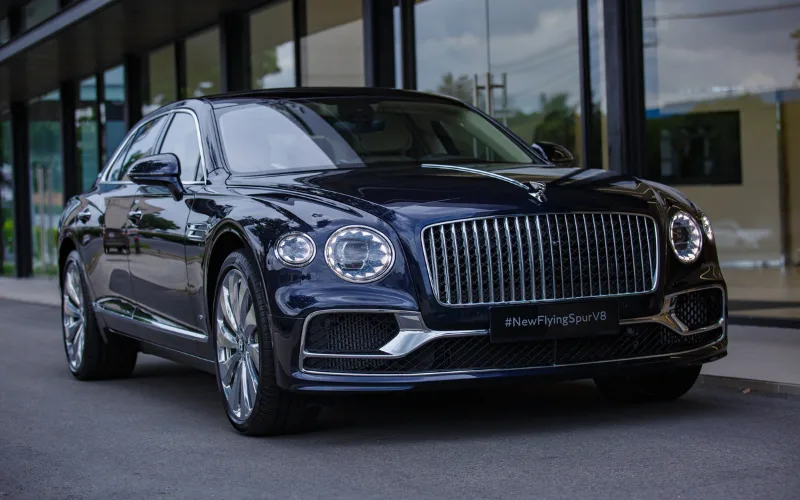 bentley-flying-spur-2-png ổng thể xe Bentley Flying Spur 2025 được phủ lớp sơn bóng loáng với chiều dài x rộng x cao tổng thể của xe lần lượt là 5316mm x 2220mm x 1483mm