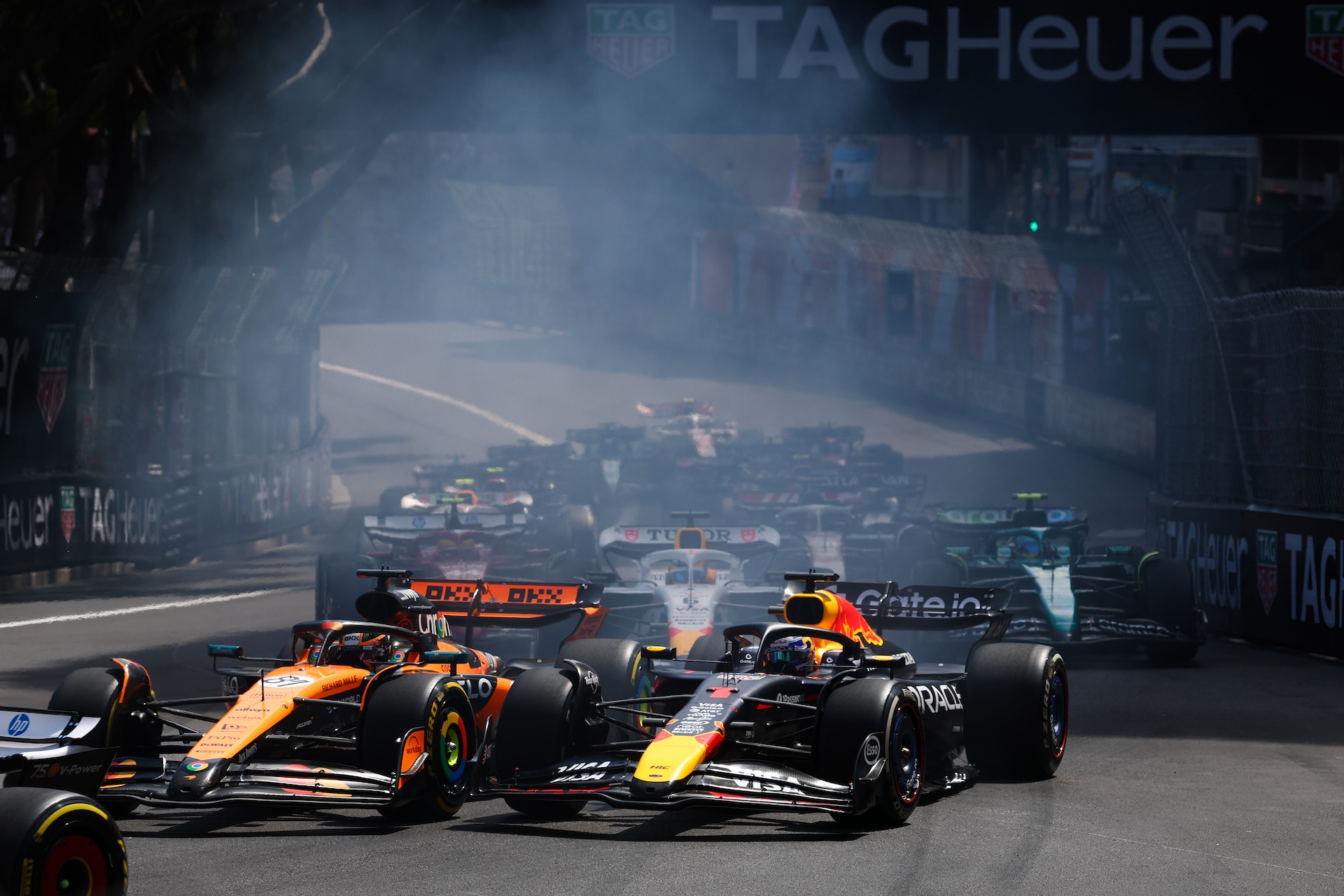gettyimages-2216967724 MONTE-CARLO, MONACO - MAY 25: Oscar Piastri of Australia driving the (81) McLaren MCL39 Mercedes leads Max Verstappen of the Netherlands driving the (1) Oracle Red Bull Racing RB21 Isack Hadjar of France driving the (6) Visa Cash App Racing Bulls VCARB 02 Fernando Alonso of Spain driving the (14) Aston Martin F1 Team AMR25 Mercedes and the remainder of the field at the start during the F1 Grand Prix of Monaco at Circuit de Monaco on May 25, 2025 in Monte-Carlo, Monaco. (Photo by Mark Thompson/Getty Images)