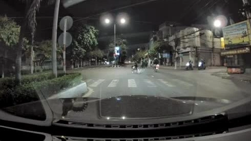 Hai xe máy lao vào nhau giữa ngã tư