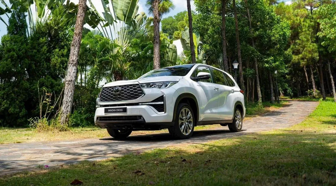 Toyota Innova Cross.