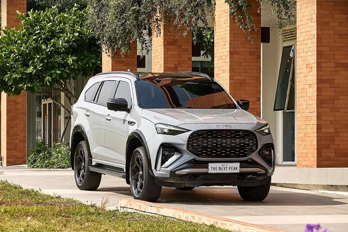 Isuzu mu-X phiên bản mới có sự thay đổi tích cực ở phần đầu và đuôi xe 1