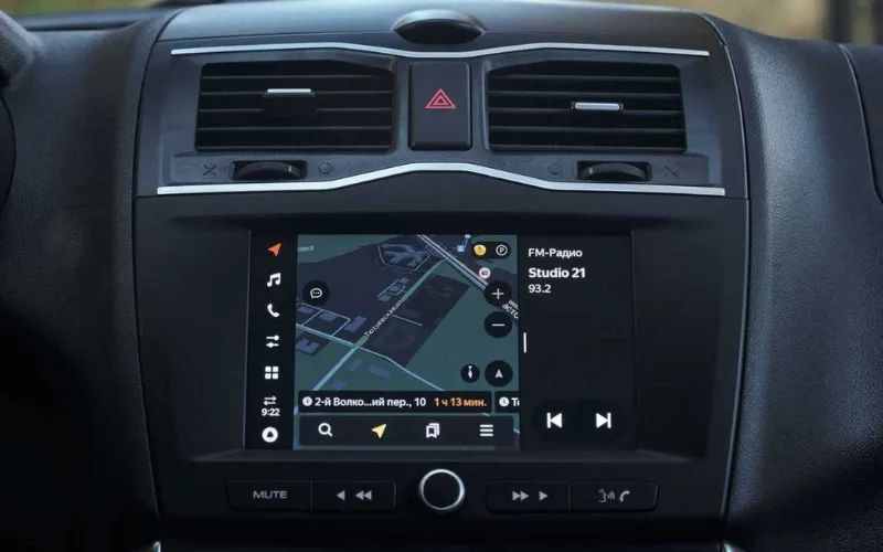 lada-granta-2025-10-png Về màn hình cảm ứng, có thể chỉ được trang bị trên bản cao cấp của dòng xe Lada Granta tại Việt Nam do trang bị này ở bản tiêu chuẩn không có