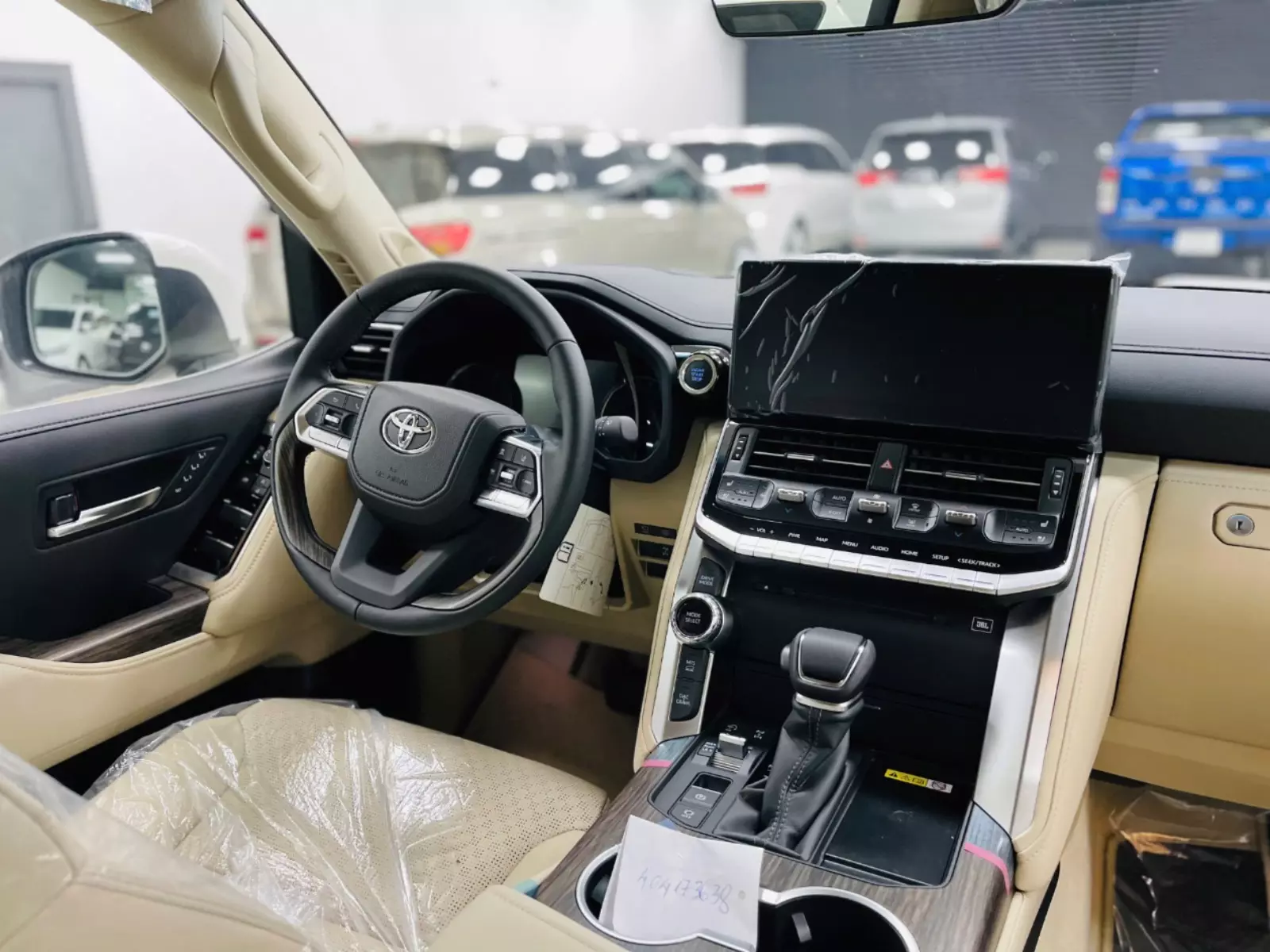 khoang lái Toyota Land Cruiser 2025.