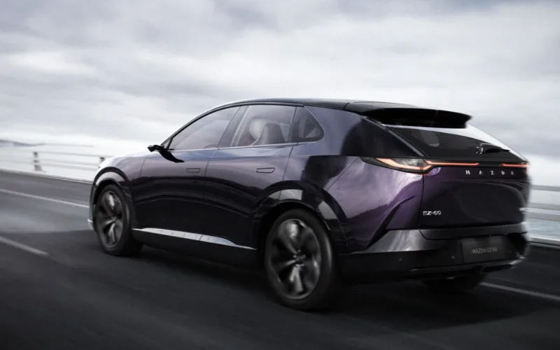 mazda-cx-6e-ez60-4-png Đuôi xe Mazda CX-6e 2025 được thiết kế vuông vắn và hiện đại với đèn hậu kép liền mạch nhau kết hợp cùng với phần kính sau lạ mắt