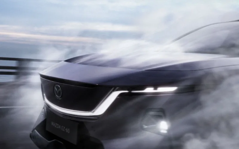 mazda-cx-6e-ez60-6-png Lưới tản nhiệt của CX-6e 2025 được bịt kín thay vì dạng lưới như CX-5, kết hợp với đó là dải LED ôm trọn một vòng tản nhiệt