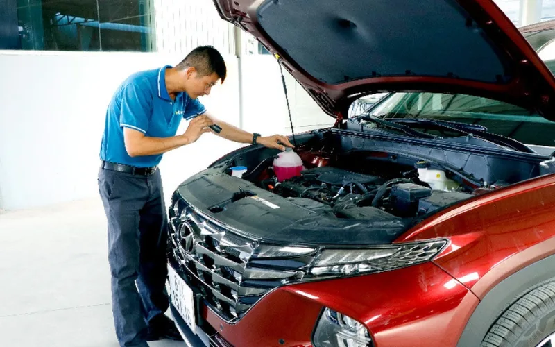 mua-xe-o-to-cu-can-kiem-tra-gi-de-tranh-mua-phai-xe-_dom-2-png Nhờ người có chuyên môn kiểm tra xe