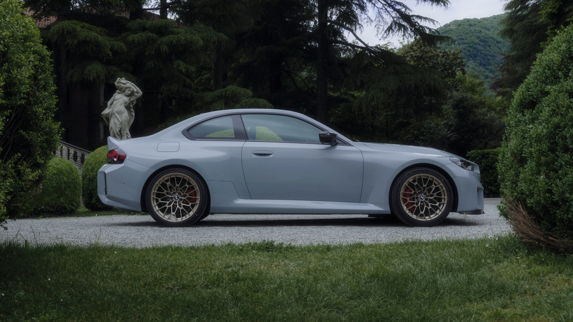 p90600963-highres 2026 BMW M2 CS in front of a lakeside estate.