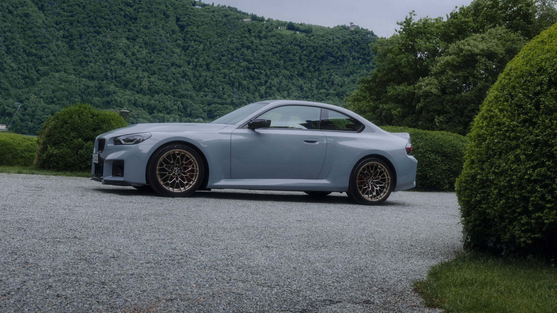 p90600964-highres 2026 BMW M2 CS in front of a lakeside estate.