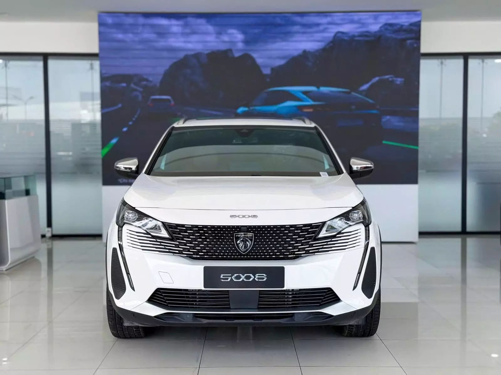 Đầu xe nổi bật lưới tản nhiệt tràn viền hiện đại, đèn chiếu sáng công nghệ LED với bóng Projector có tính năng tự động điều chỉnh.