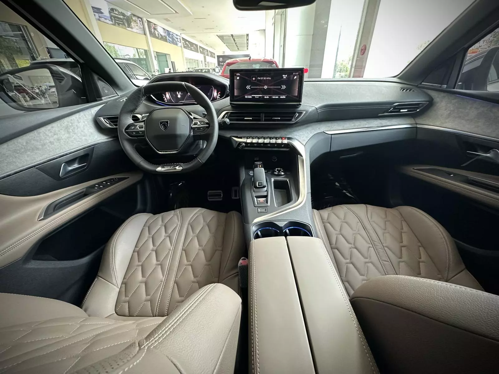 Khoang nội thất Peugeot 5008 mô phỏng khoang lái phi cơ đặc trưng của thương hiệu.