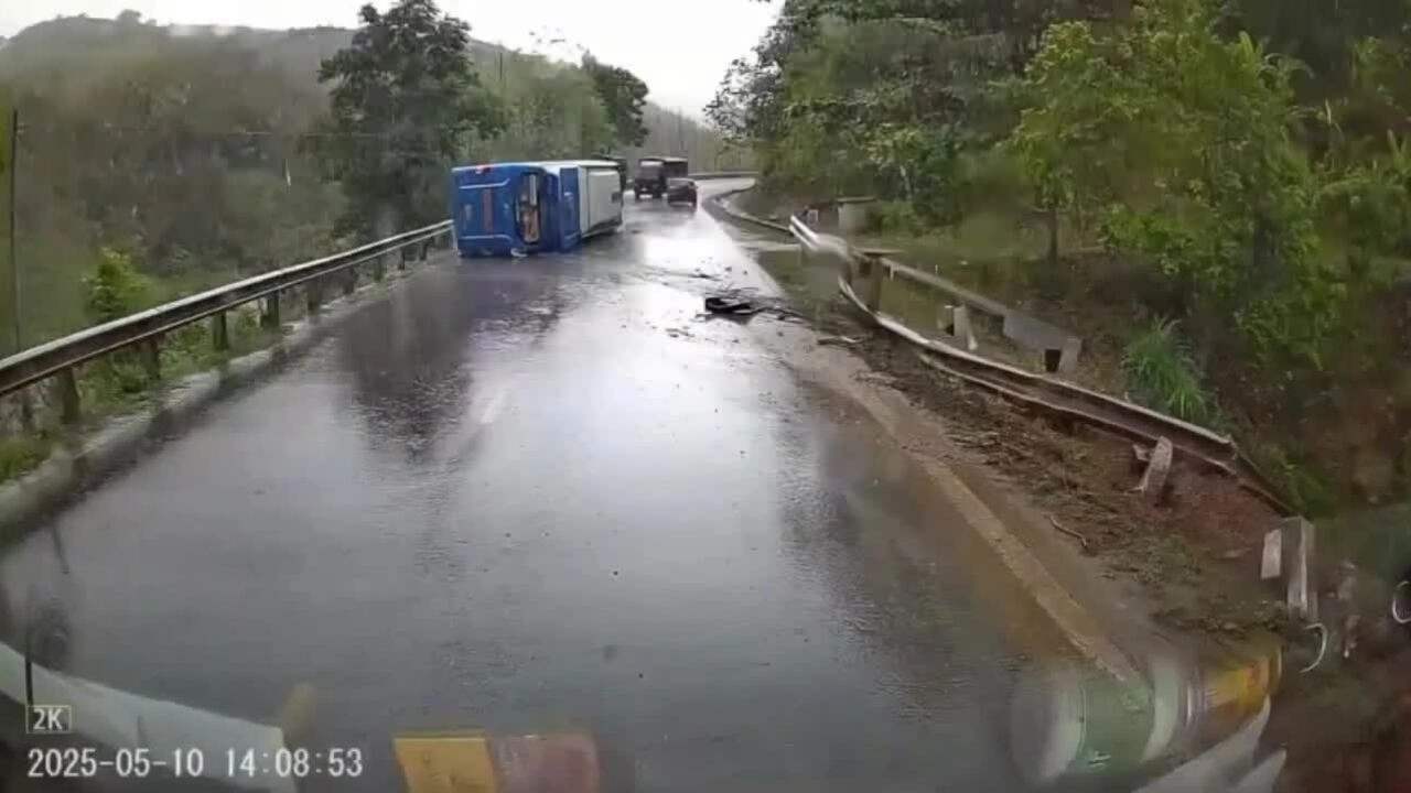 Phi như bay trong mưa, xe khách lật ngang ở khúc cua