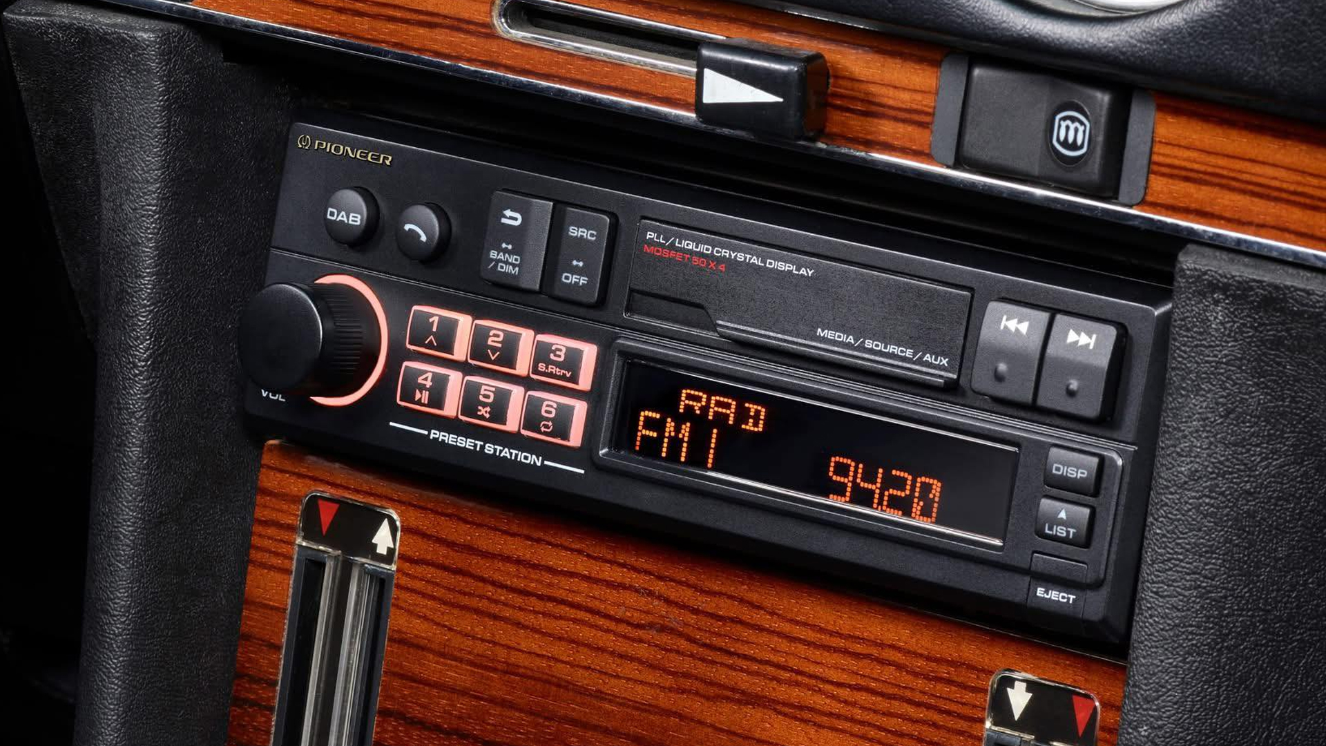 pioneer-sxt-1 Pioneer SXT-C10PS installed in an old Mercedes.