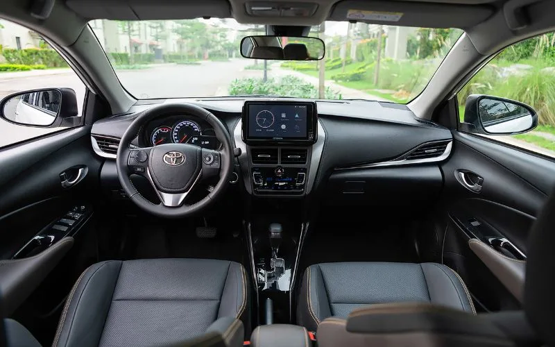 so-sanh-toyota-vios-va-hyundai-accent-10-png Toyota Vios đảm bảo khoang nội thất rộng rãi cho 5 người, bảng taplo tiện dụng, màn hình cảm ứng tăng từ 7 inch lên 9 inch