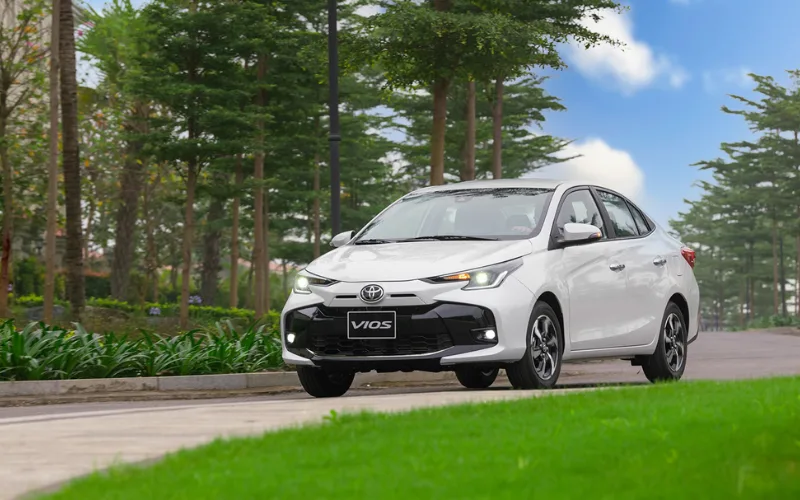 so-sanh-toyota-vios-va-hyundai-accent-7-png Ở phía bên kia, Toyota Vios sở hữu ngoại hình dễ nhìn, mang dáng vóc sedan truyền thống, hiện đại và trẻ trung
