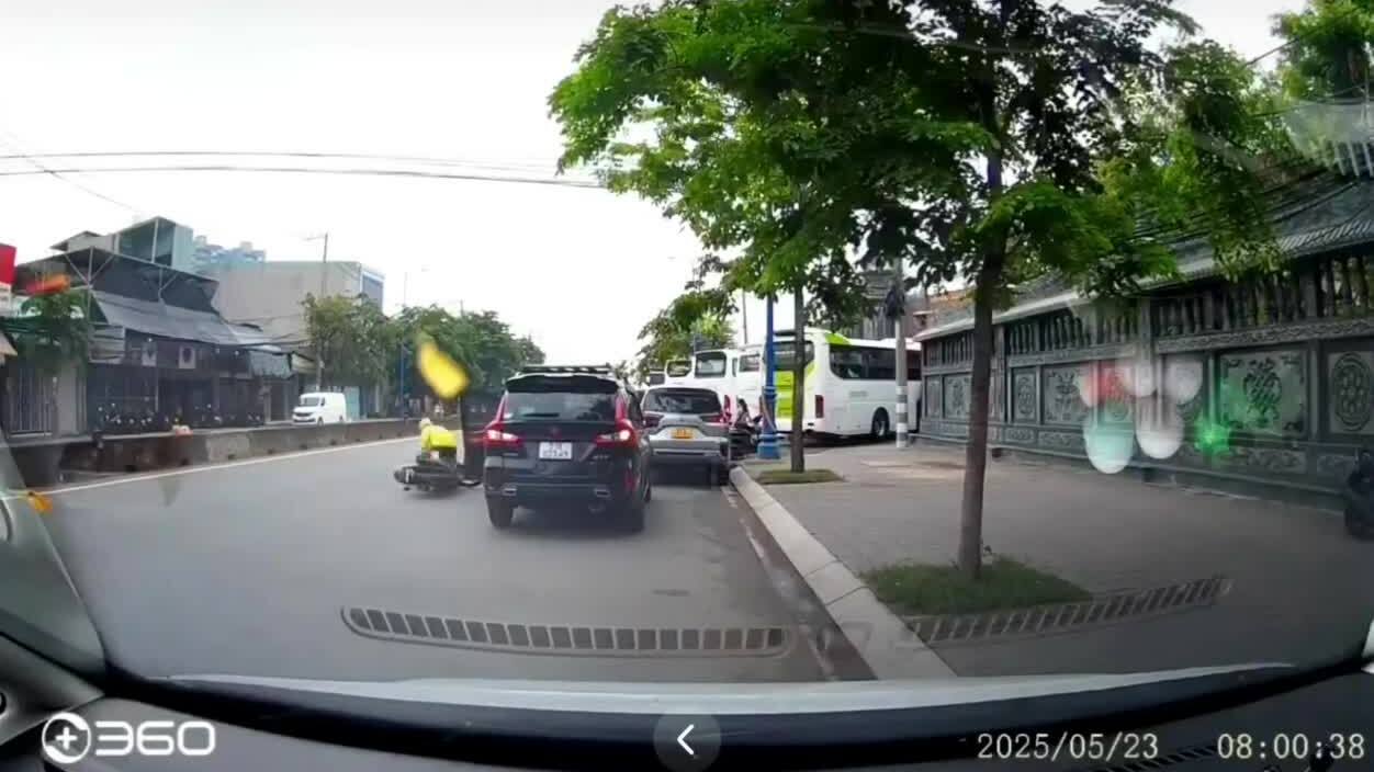 Tài xế dừng xe sai, mở cửa không quan sát khiến xe máy ngã nhào