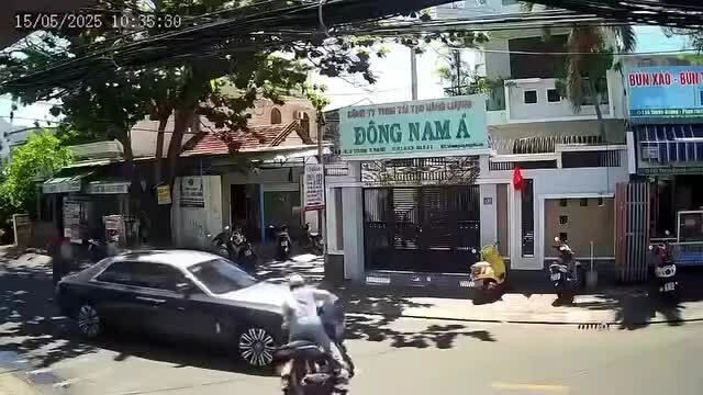 Va chạm với xe siêu sang, người đi xe bỏ chạy