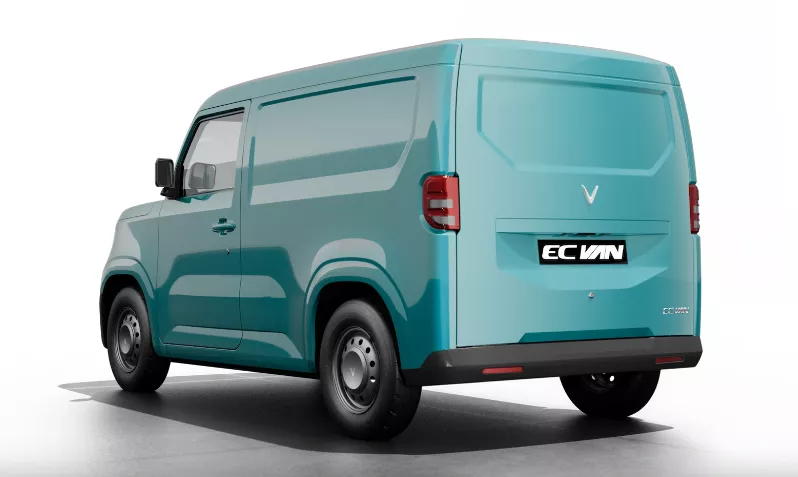 Đuôi xe thiết kế tối ưu với phần cửa hậu mở rộng, dễ dàng xếp hàng hoá 1