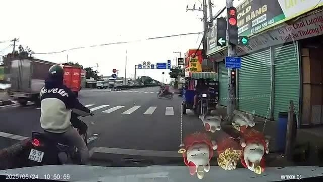 Xe ba gác đi ngược chiều chặn đầu ôtô