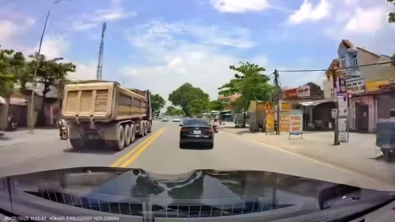 Xe ben đè vạch đi ngược chiều đường
