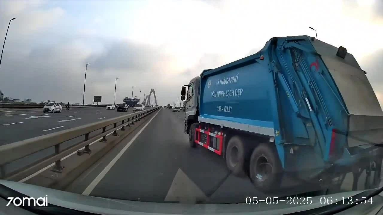 Xe chở rác nhập làn ẩu trên cầu