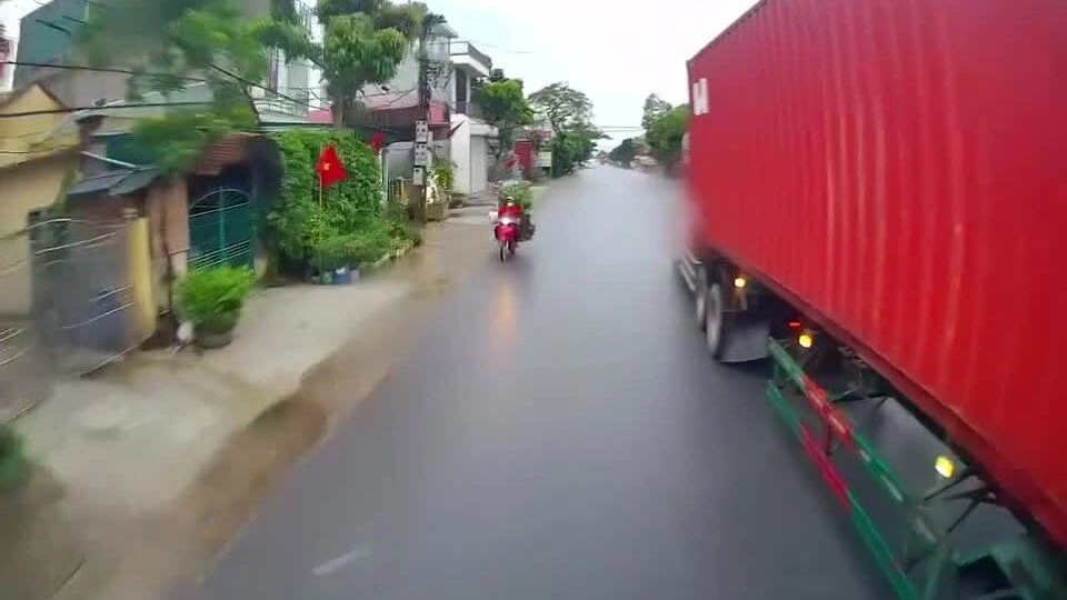 Xe con vượt xe container suýt gây tai nạn