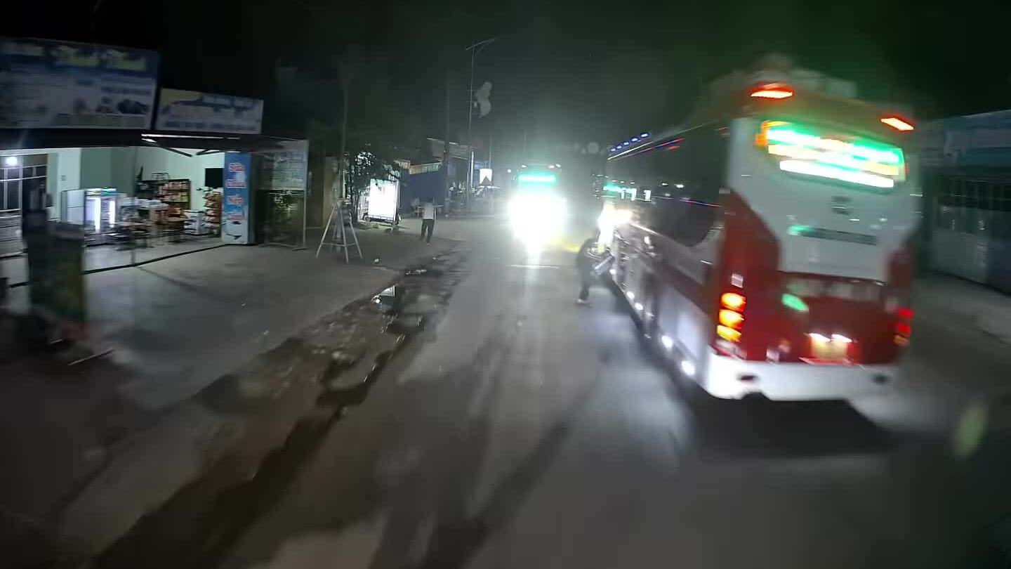 Xe khách đỗ giữa đường dỡ hàng trả khách