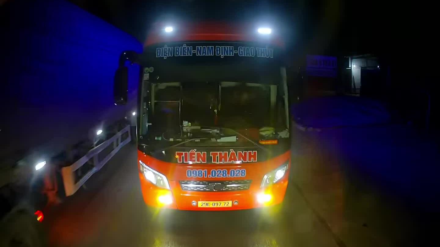 Xe khách rọi pha lấn làn vượt ẩu bị ép đi lùi