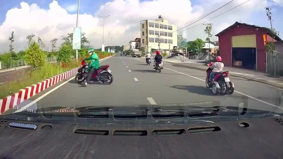 Xe máy quay đầu ngược chiều trước đầu ôtô