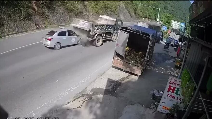 Xe taxi lao thẳng vào đuôi xe tải
