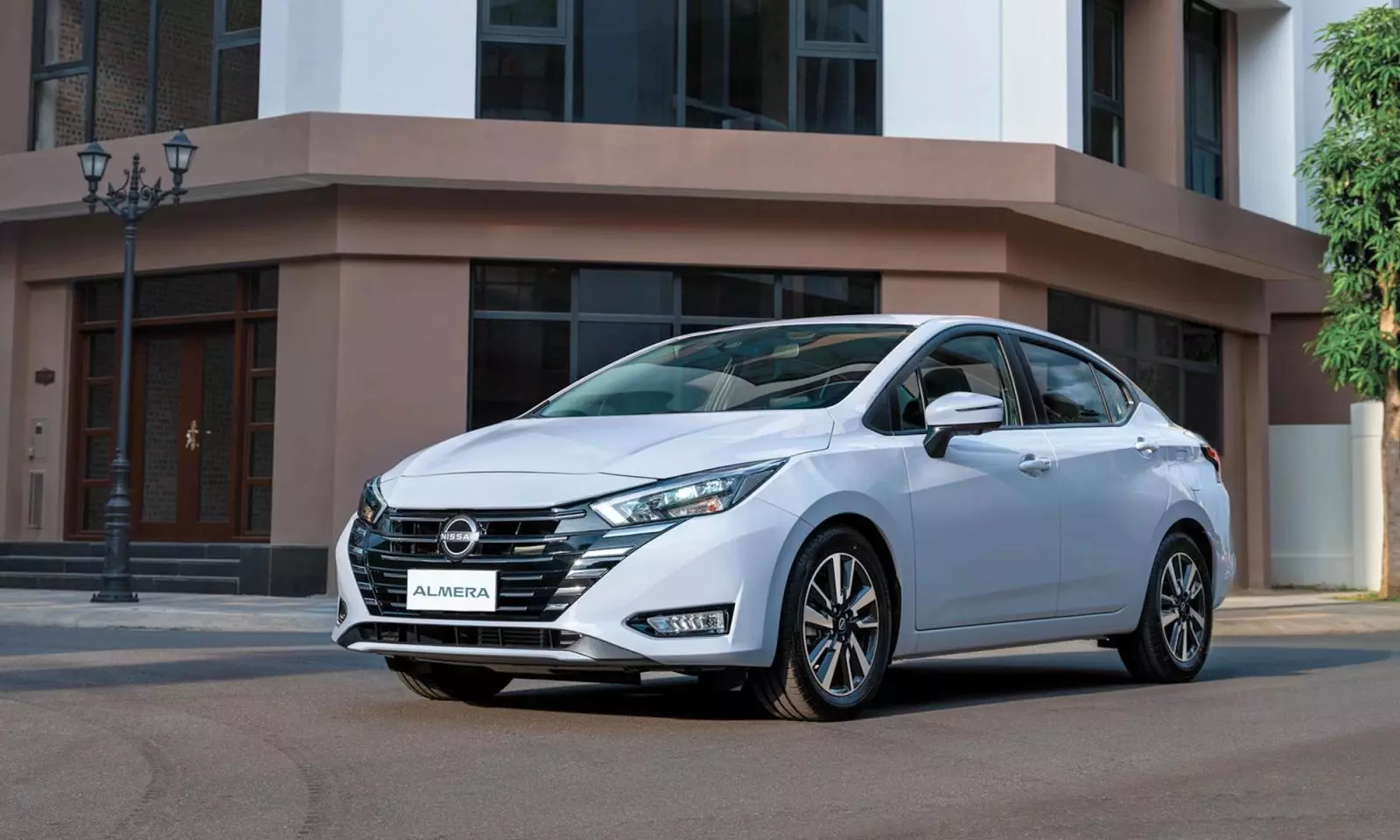 Nissan Almera.