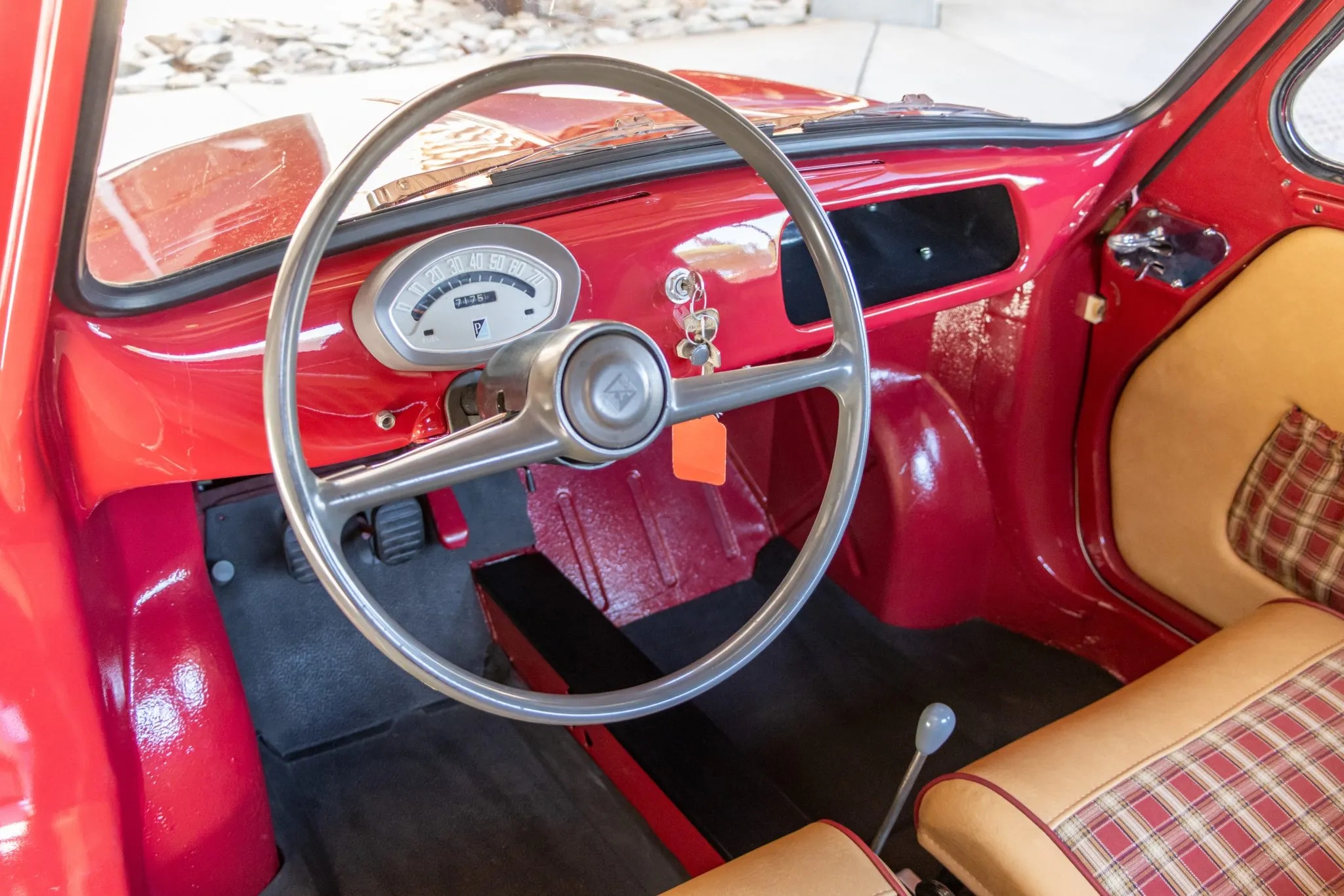 bat-red-vespa-400_05 Vespa 400 interior