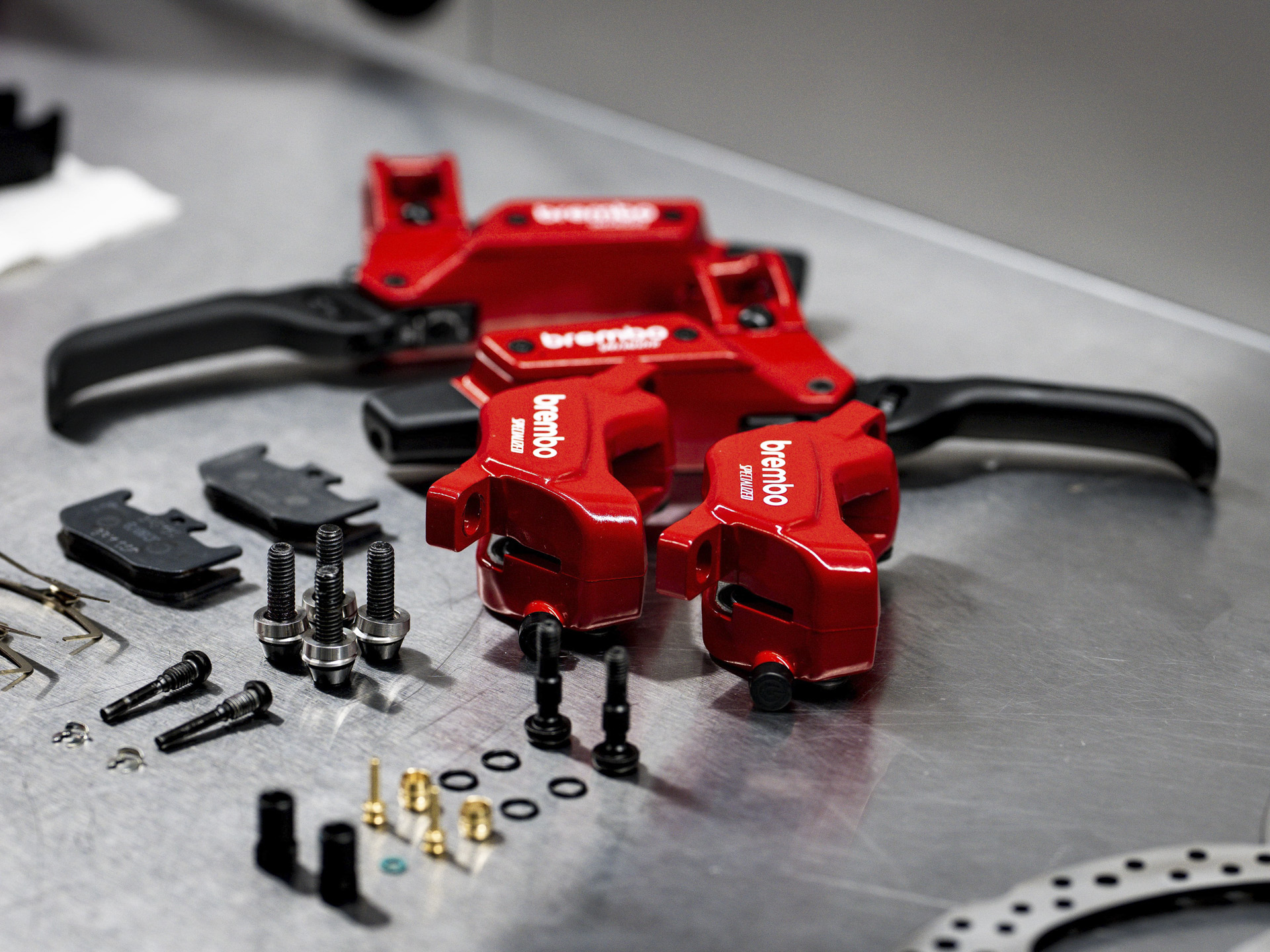 bbike-2-2025-06-15-brembo-launch-x-specialized-gravity-v3-credtis-billy_lebelge Brembo bicycle brakes.