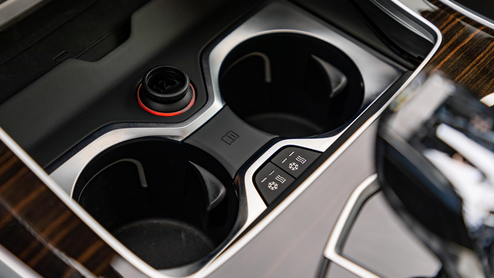 climate-controlled-cupholders Climate controlled cupholders.