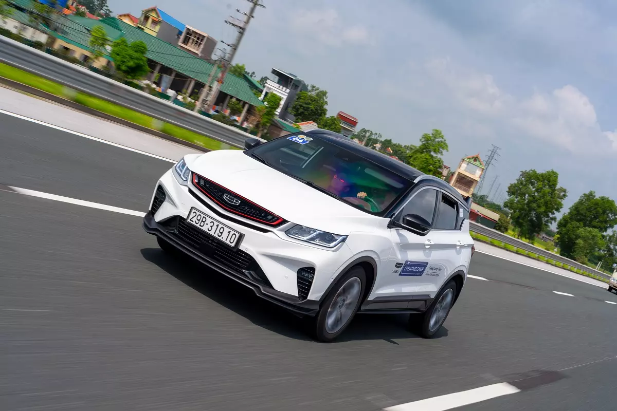 Geely Coolray thể hiện sức mạnh trên cao tốc Hà Nội - Hải Phòng.