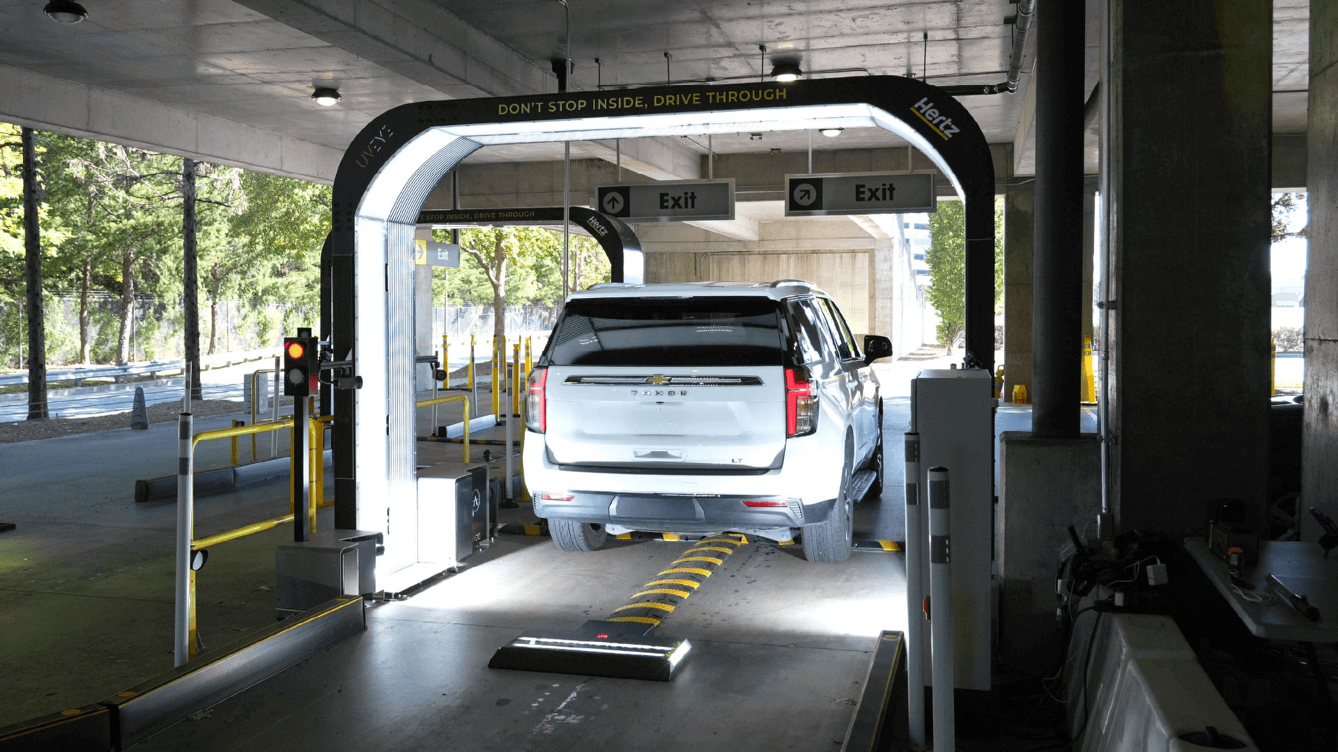 hertz-uveye2-1-copy-1 A Hertz rental vehicle drives through one of UVeye's scanners.