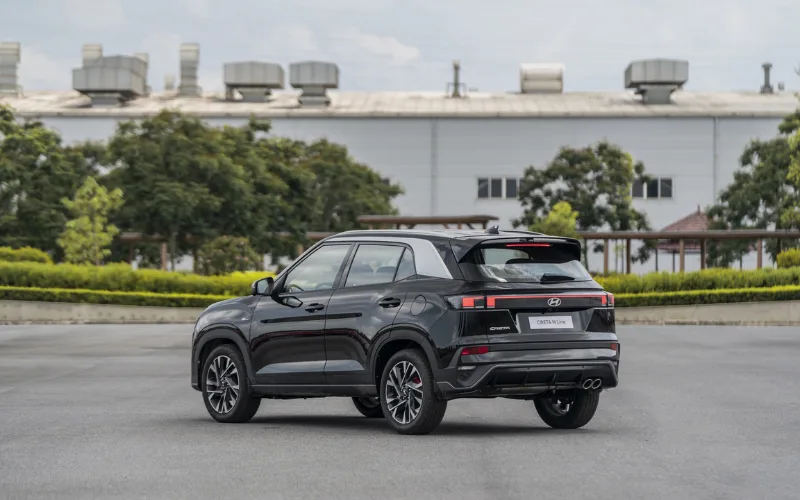 hyundai-creta-n-line-2025-5-png Đuôi xe Hyundai Creta N-Line 2025 được thiết kế sắc sảo với phần đèn LED hậu liền mạch