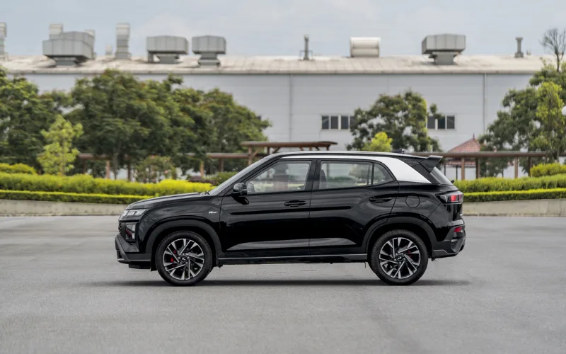 hyundai-creta-n-line-2025-6-png Thân xe Hyundai Creta N-Line 2025 được thiết kế mạnh mẽ với các đường gân dập nổi xuyên suốt thân xe