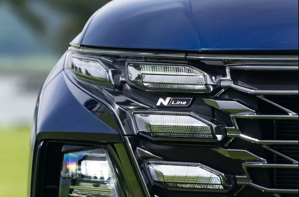 Logo N Line nằm giữa dải LED ban ngày