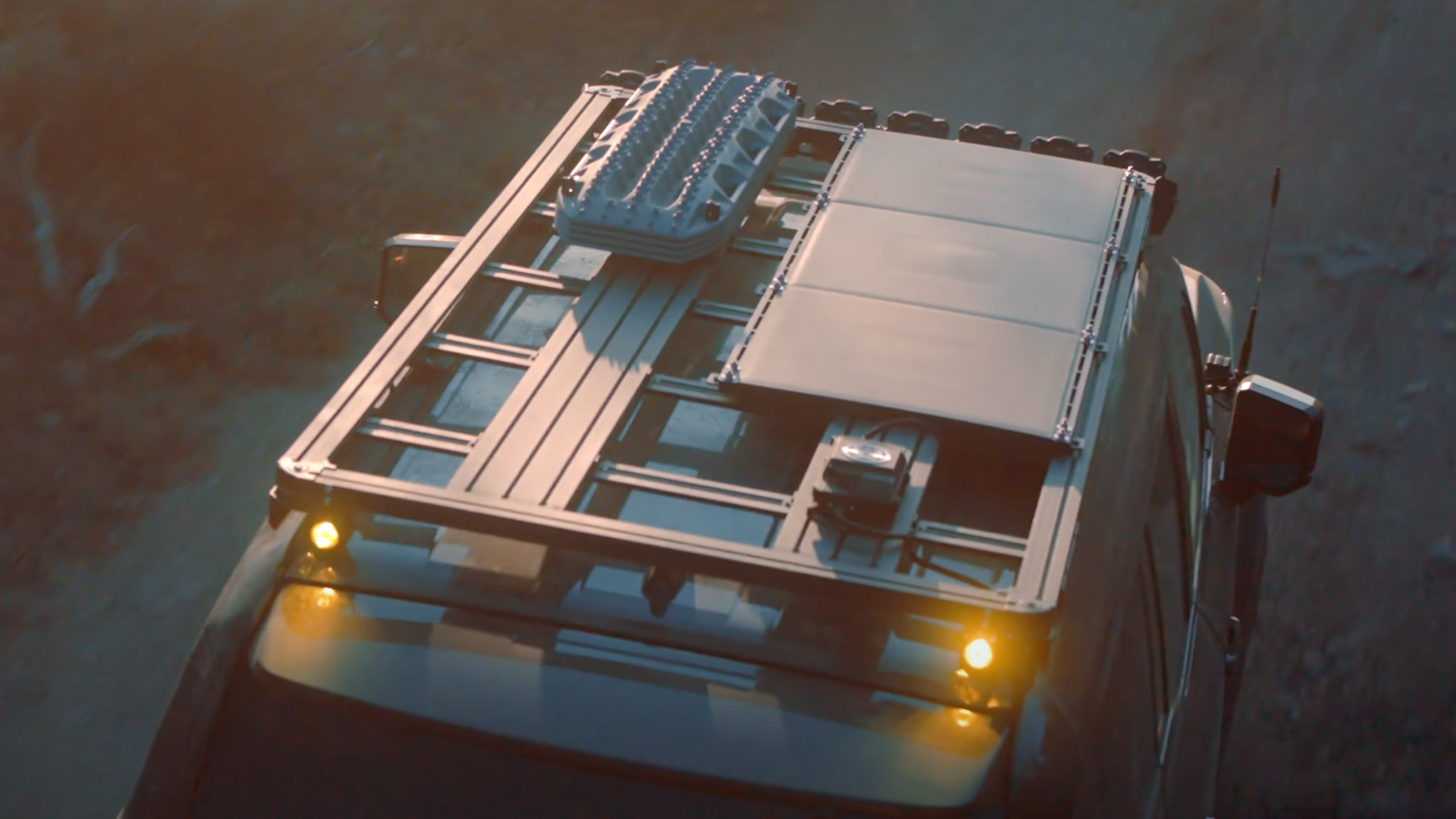 kc5 Detail view of KC Hilites Platform One roof rack.