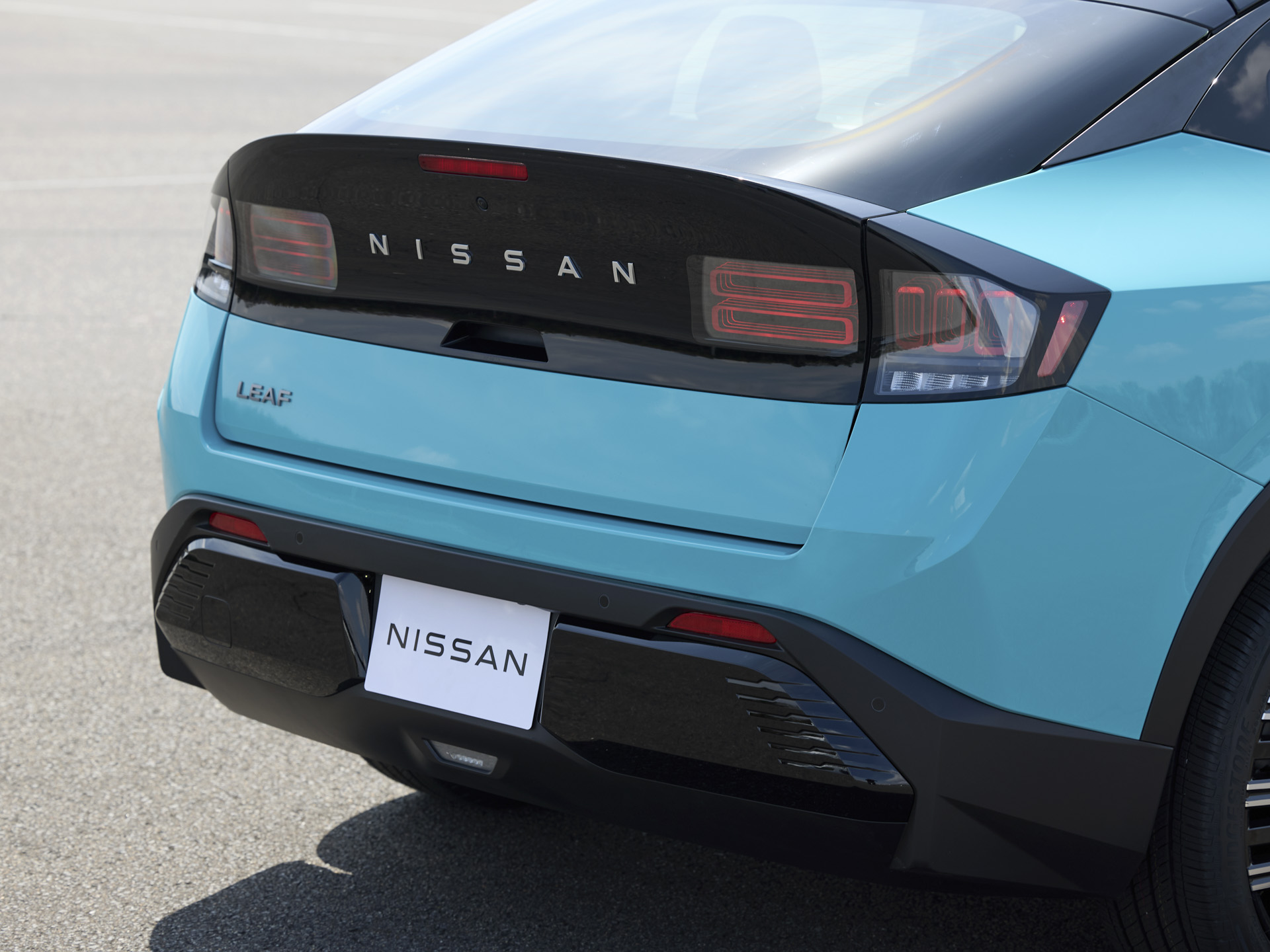 leaf-e-250308_all-new_nissan_leaf_dynamic_pictures_27 2026 Nissan Leaf rear section detail.