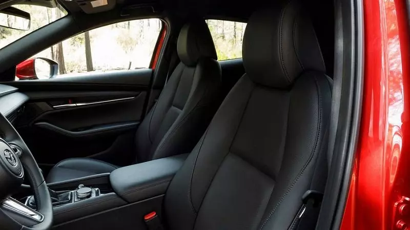 Hai bên tapbi cửa của xe Mazda 3 đời cũ có hiện tượng phát ra âm thanh lạ.