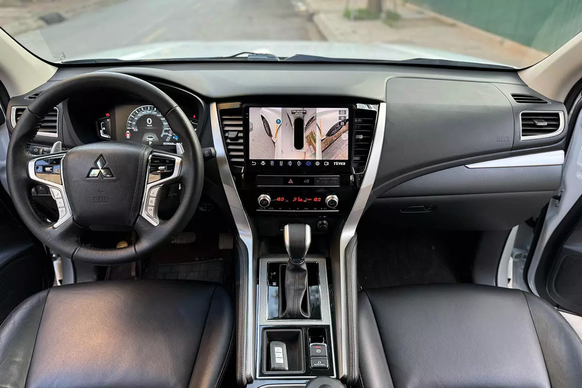 Nội thất xe Mitsubishi Pajero Sport 1